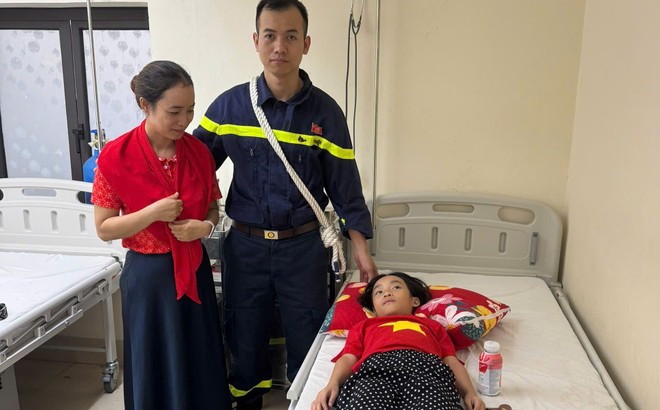 Nụ cười của mẹ khi con gái được Cảnh sát PCCC giúp đỡ