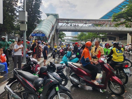 Xe ôm chặn hết lối đi của hành khách tại khu vực ga Cầu Giấy