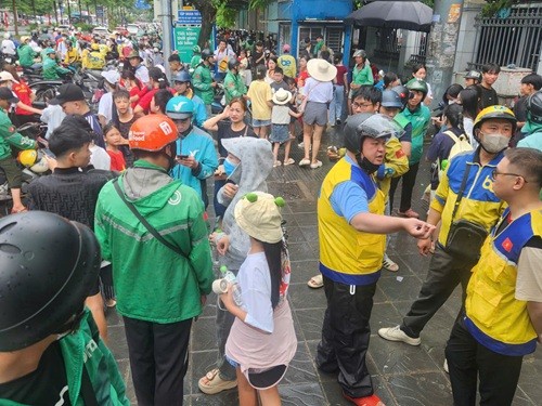 &apos;Xe ôm&apos; chèo kéo khách tại ga Cầu Giấy