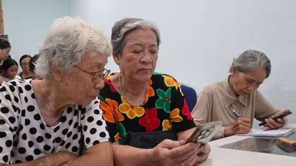 Người cao tuổi tham gia lớp học sử dụng mạng xã hội để tránh bị lừa đảo (ảnh minh họa)