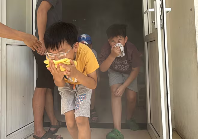 Thực hành kỹ năng thoát nạn trong môi trường khói, khí độc