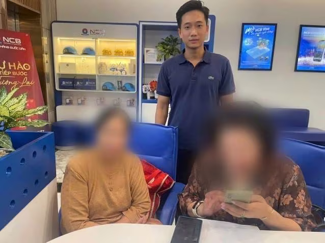 Công an phường kịp thời ngăn chặn các đối tượng lừa đảo. Công an phường kịp thời ngăn chặn các đối tượng lừa đảo.