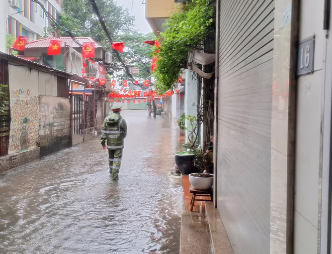 Bước chân các chiến sỹ len lỏi từng con phố, giúp người dân di chuyển đồ đạc Bước chân các chiến sỹ len lỏi từng con phố, giúp người dân di chuyển đồ đạc