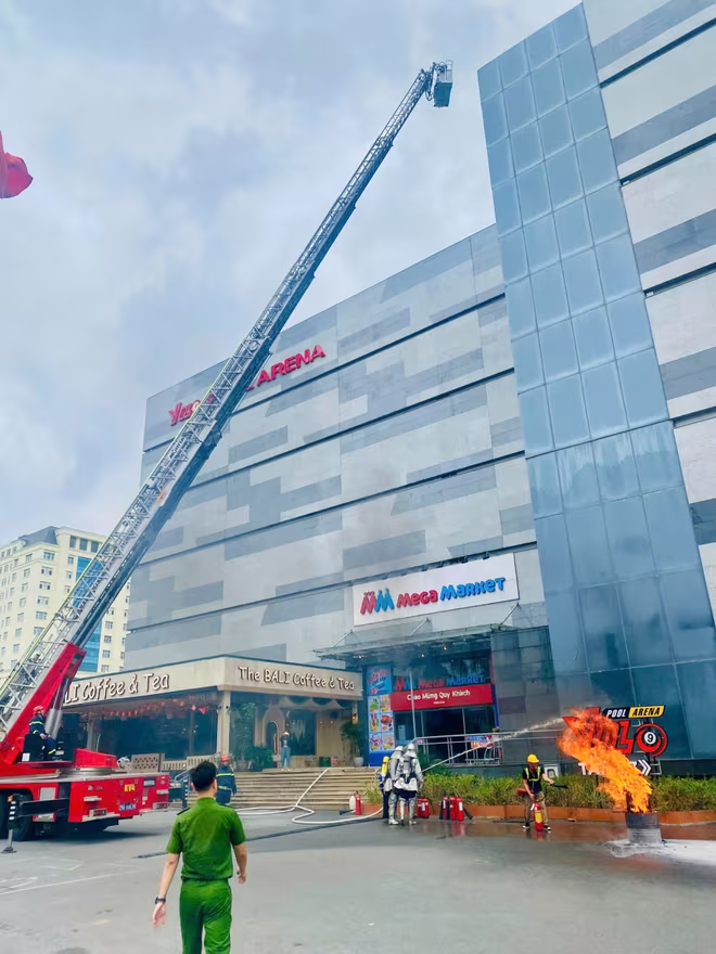 Lực lượng PCCC và CNCH cơ sở triển khai phương tiện chữa cháy tại chỗ khống chế đám cháy Lực lượng PCCC và CNCH cơ sở triển khai phương tiện chữa cháy tại chỗ khống chế đám cháy