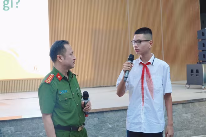 Học sinh hào hứng tham giả trả lời câu hỏi Học sinh hào hứng tham giả trả lời câu hỏi