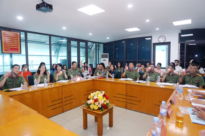 Các đại biểu biểu quyết thông qua Nghị quyết Đại hội Các đại biểu biểu quyết thông qua Nghị quyết Đại hội