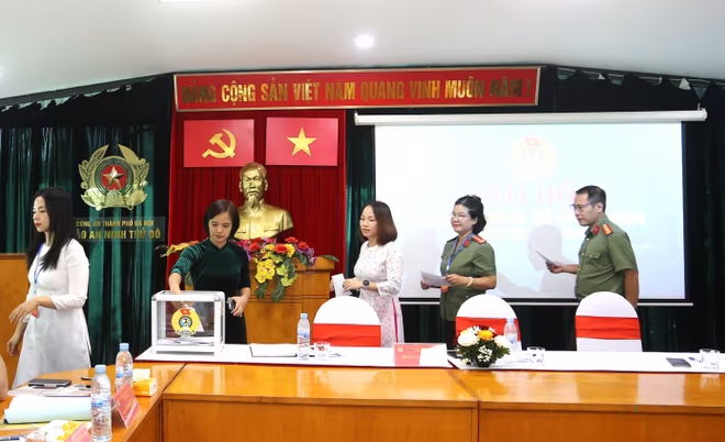 Các đại biểu bỏ phiếu bầu Ban Chấp hành Công đoàn An ninh Thủ đô nhiệm kỳ 2025 - 2030 Các đại biểu bỏ phiếu bầu Ban Chấp hành Công đoàn An ninh Thủ đô nhiệm kỳ 2025 - 2030