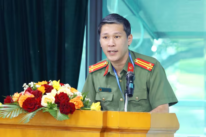 Trung tá Vũ Mạnh Hùng, Phó Trưởng Ban Biên tập An ninh Thủ đô trình bày báo cáo chính trị tại Đại hội Trung tá Vũ Mạnh Hùng, Phó Trưởng Ban Biên tập An ninh Thủ đô trình bày báo cáo chính trị tại Đại hội