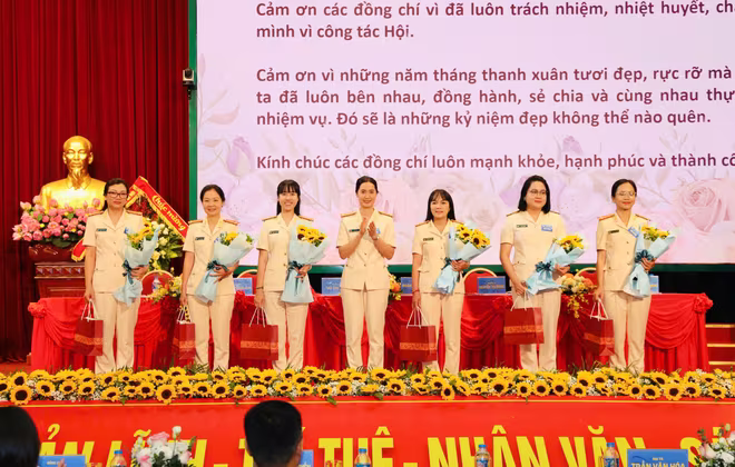 Đại hội công bố quyết định của Ban Thường vụ Hội Liên hiệp phụ nữ thành phố... Đại hội công bố quyết định của Ban Thường vụ Hội Liên hiệp phụ nữ thành phố...