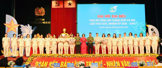 Các đồng chí lãnh đạo tặng hoa chúc mừng đại hội Các đồng chí lãnh đạo tặng hoa chúc mừng đại hội