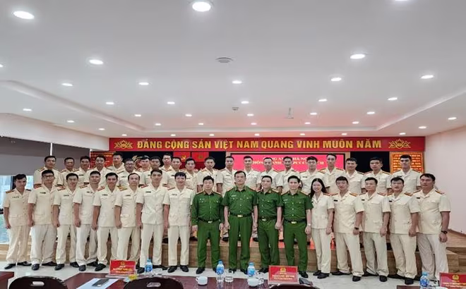 Đại diện Ban Chỉ huy Phòng Cảnh sát PCCC&CNCH và các đồng chí được điều động, bổ nhiệm chức vụ chụp ảnh lưu niệm Đại diện Ban Chỉ huy Phòng Cảnh sát PCCC&CNCH và các đồng chí được điều động, bổ nhiệm chức vụ chụp ảnh lưu niệm