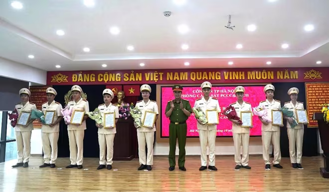 Thừa uỷ quyền của Giám đốc CATP Hà Nội, Đại tá Phạm Trung Hiếu - Trưởng phòng Cảnh sát PCCC và CNCH trao quyết định cho các đồng chí được bổ nhiệm, chức vụ Phó Đội trưởng Thừa uỷ quyền của Giám đốc CATP Hà Nội, Đại tá Phạm Trung Hiếu - Trưởng phòng Cảnh sát PCCC và CNCH trao quyết định cho các đồng chí được bổ nhiệm, chức vụ Phó Đội trưởng