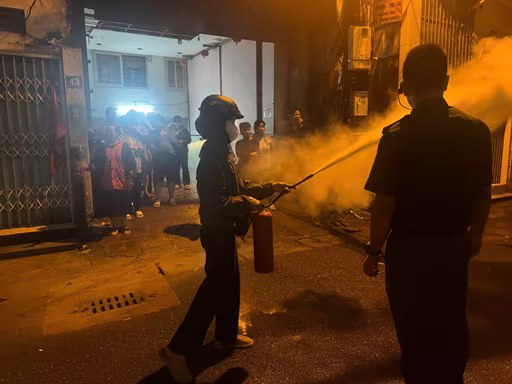 Người dân thực hành các thao tác sử dụng bình chữa cháy Người dân thực hành các thao tác sử dụng bình chữa cháy