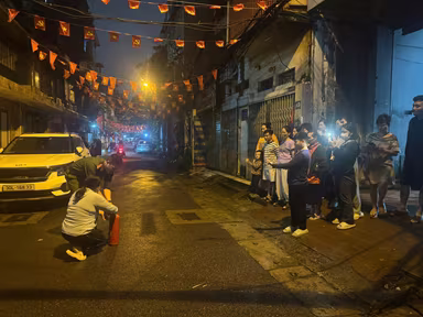 Người dân thực hành các thao tác sử dụng bình chữa cháy Người dân thực hành các thao tác sử dụng bình chữa cháy