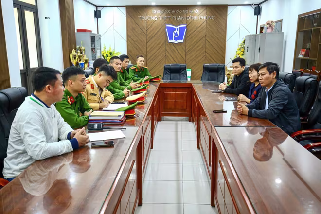 Công an phường Ba Đình phối hợp cùng Đội CSGT số 2, Phòng CSGT - CATP Hà Nội làm việc với Ban Giám hiệu trường THPT Phan Đình Phùng Công an phường Ba Đình phối hợp cùng Đội CSGT số 2, Phòng CSGT - CATP Hà Nội làm việc với Ban Giám hiệu trường THPT Phan Đình Phùng