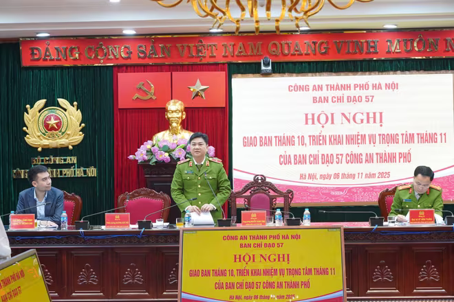 Hội nghị đặt ra yêu cầu toàn cán bộ chiến sỹ CATP thực hiện chuyển đổi số toàn diện, với quyết tâm cao nhất Hội nghị đặt ra yêu cầu toàn cán bộ chiến sỹ CATP thực hiện chuyển đổi số toàn diện, với quyết tâm cao nhất