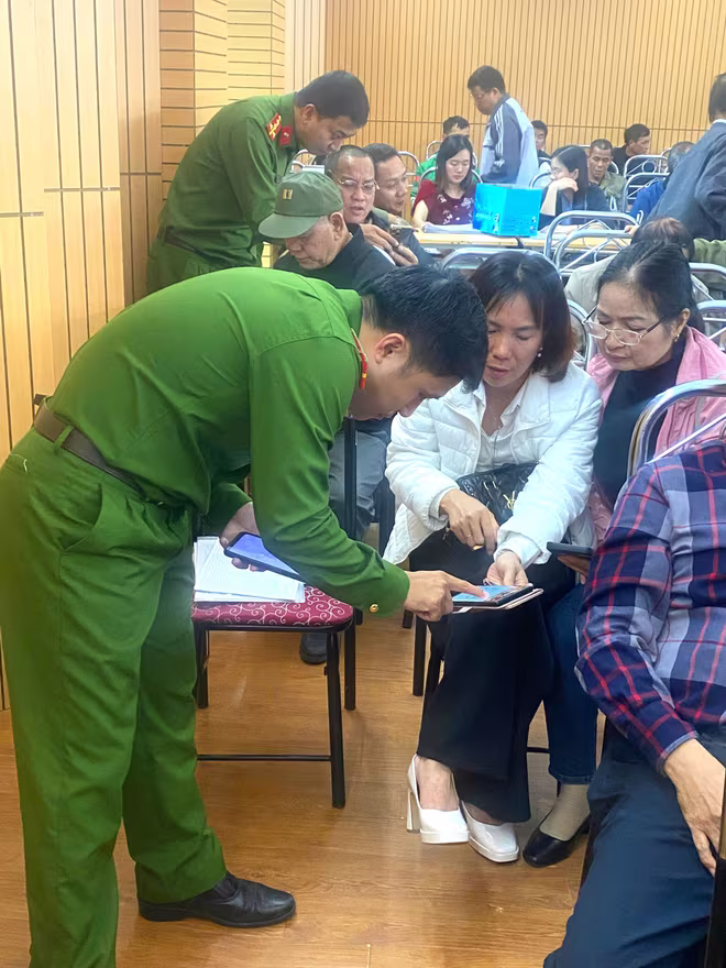 Sự tận tụy của cán bộ chiến sỹ Công an phường Bồ Đề khiến người dân đánh giá cao Sự tận tụy của cán bộ chiến sỹ Công an phường Bồ Đề khiến người dân đánh giá cao