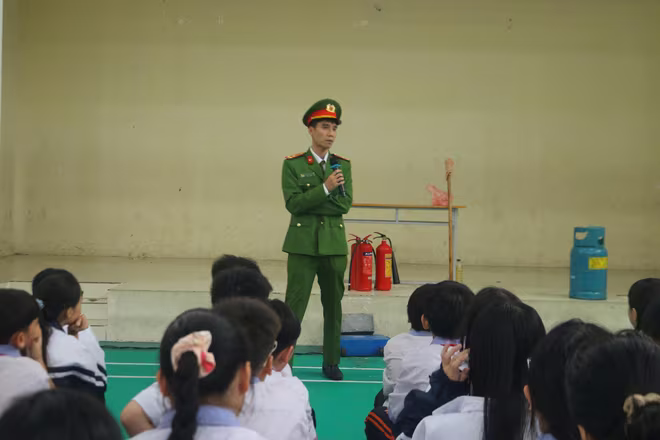 Học sinh THCS Tân Lập học cách 'thoát hiểm giữa lửa khói' ảnh 1