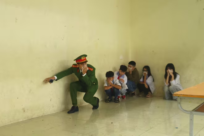 Học sinh THCS Tân Lập học cách 'thoát hiểm giữa lửa khói' ảnh 4