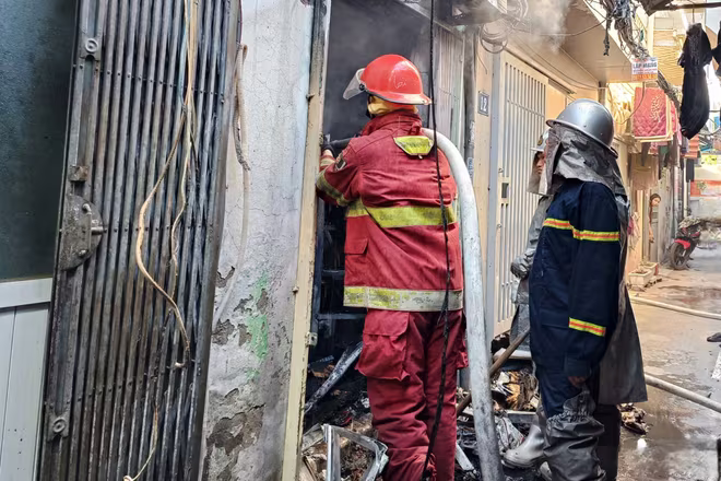 Lực lượng Cảnh sát PCCC&amp;CNCH dập tắt đám cháy