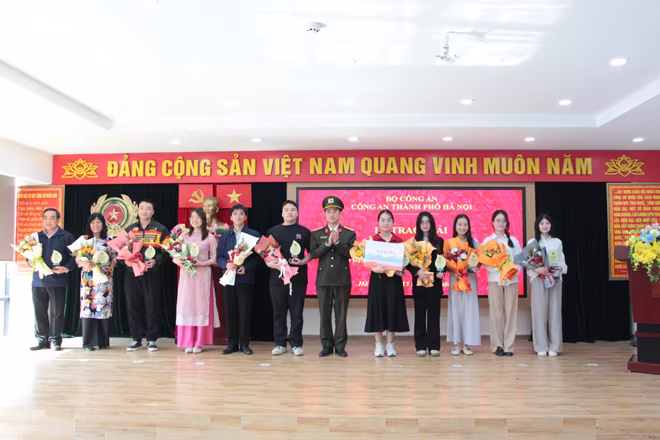 Đại diện các cá nhân đạt giải Ba Cuộc thi vinh dự đón nhận giải thưởng Đại diện các cá nhân đạt giải Ba Cuộc thi vinh dự đón nhận giải thưởng