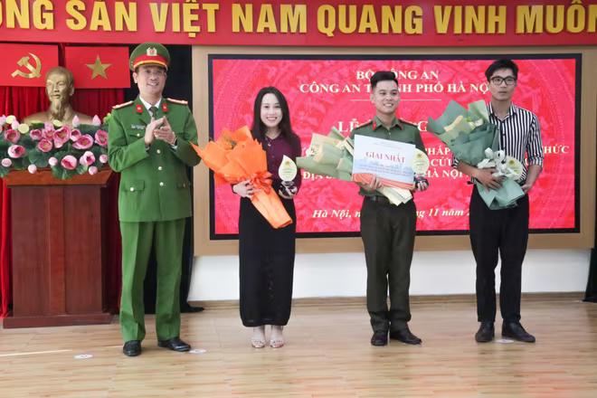 Thừa uỷ quyền của Ban Giám đốc CATP, Đại tá Phạm Trung Hiếu - Trưởng phòng Cảnh sát PCCC và CNCH trao giải Nhất cho 3 cá nhân có thành tích xuất sắc Thừa uỷ quyền của Ban Giám đốc CATP, Đại tá Phạm Trung Hiếu - Trưởng phòng Cảnh sát PCCC và CNCH trao giải Nhất cho 3 cá nhân có thành tích xuất sắc