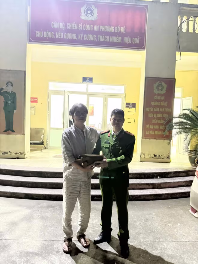 Cán bộ Công an phường Bồ Đề trao trả tài sản cho anh Hùng Cán bộ Công an phường Bồ Đề trao trả tài sản cho anh Hùng