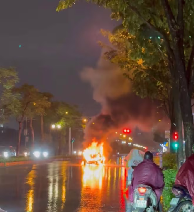 Chiếc ô tô bốc cháy giữa trời mưa