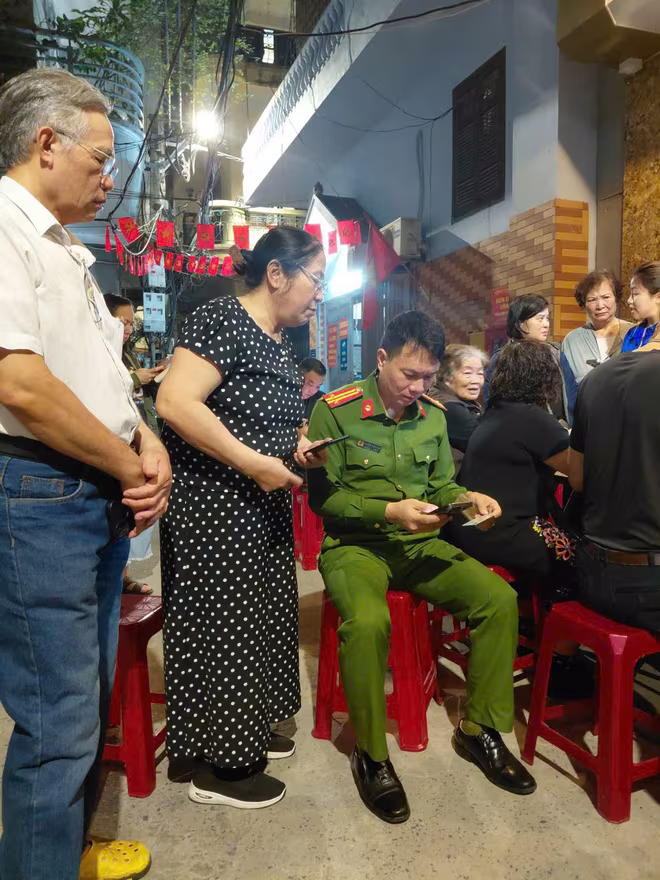 Rất nhiều người già gặp khó khăn trong sử dụng công nghệ đã được hướng dẫn, giúp đỡ