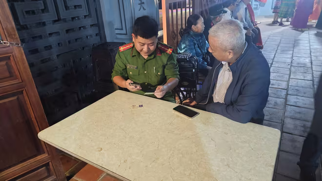 Cán bộ Công an phường Ngọc Hà xuống phố giữa đêm tối, hướng dẫn nhân dân