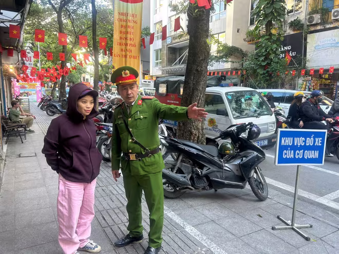 Công an phường Ba Đình hướng dẫn người dân thực hiện đúng quy định về trật tự đô thị