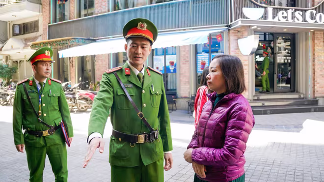 Công an phường Ba Đình xuống phố, nhắc nhở người dân về trật tự đô thị