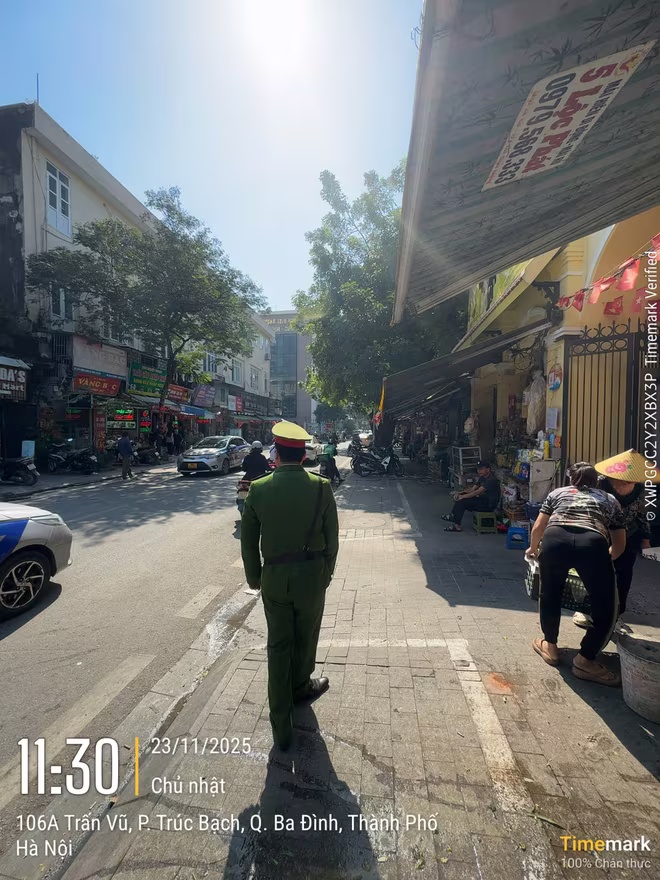 Ca tuần tra giữa trưa của cán bộ Công an phường Ba Đình