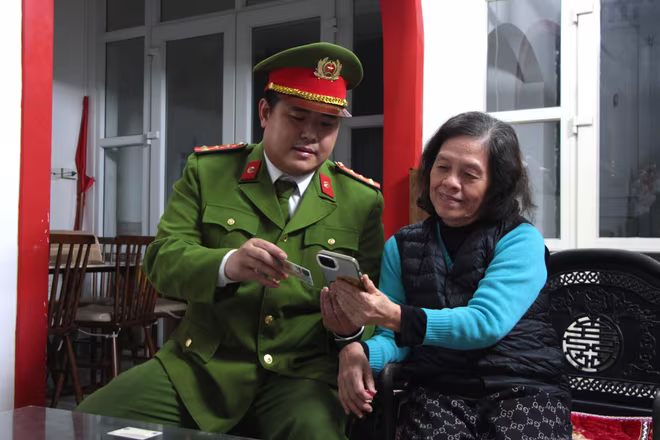 Công an phường Ngọc Hà đến nhà hướng dẫn người dân