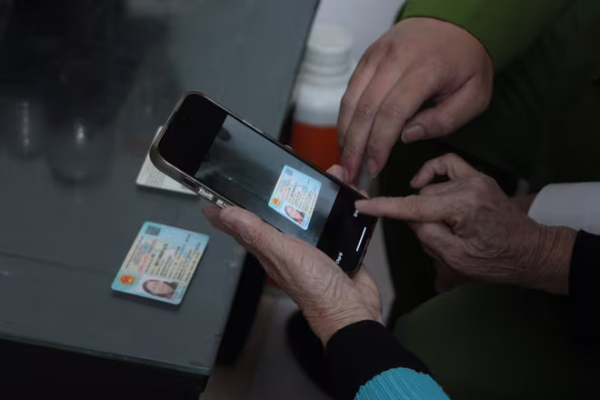 Công an phường Ngọc Hà tập trung hướng dẫn người già, yếu thế, không thông thạo sử dụng công nghệ thông tin