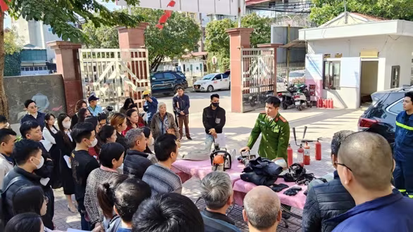 Cán bộ Đội CC và CNCH khu vực số 15 giới thiệu các phương tiện chữa cháy chuyên dụng