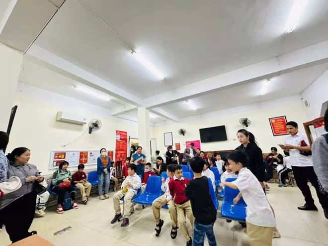 Rất đông học sinh cùng các phụ huynh đến trụ sở CAP Ba Đình làm thủ tục cấp căn cước