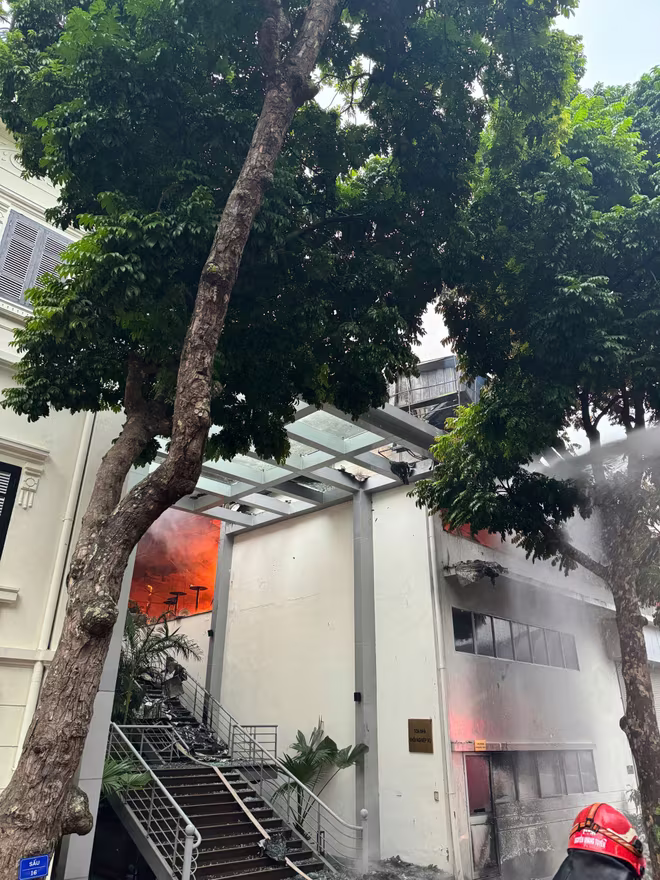 Phối hợp đồng bộ các lực lượng nhanh chóng dập tắt đám cháy