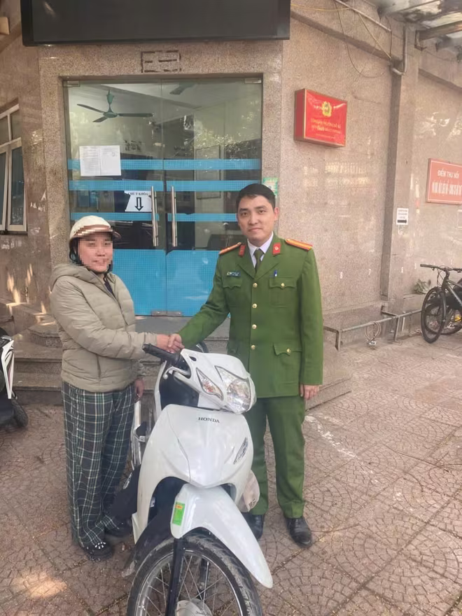 Chị L vui mừng nhận lại xe tại trụ sở CAP Bồ Đề