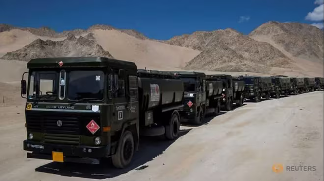 Đoàn xe tải quân sự của Ấn Độ chở nhiên liệu tới các kho tập kết ở các căn cứ quân sự tại Ladakh hôm 15-9. Đoàn xe tải quân sự của Ấn Độ chở nhiên liệu tới các kho tập kết ở các căn cứ quân sự tại Ladakh hôm 15-9.