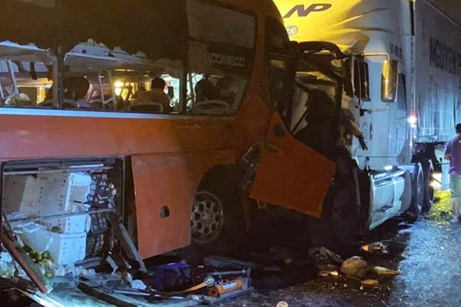 Hiện trường xảy ra vụ tai nạn (Ảnh: Dân Trí) Hiện trường xảy ra vụ tai nạn (Ảnh: Dân Trí)