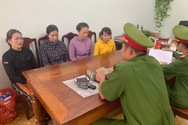 Nhóm đối tượng tại Cơ quan Công an (Ảnh: Tuổi Trẻ) Nhóm đối tượng tại Cơ quan Công an (Ảnh: Tuổi Trẻ)