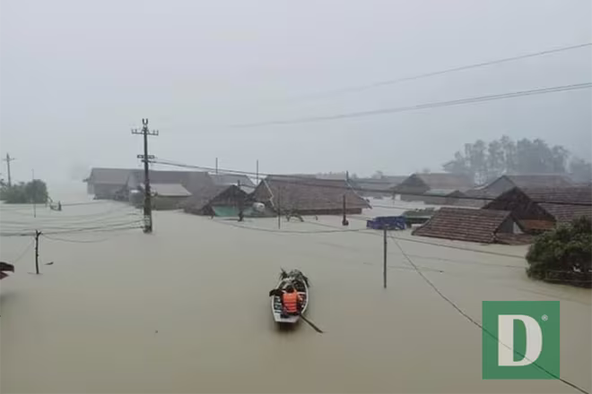 Mưa lũ khiến nhiều khu vực ở miền Trung ngập sâu (Ảnh: Dân Trí)