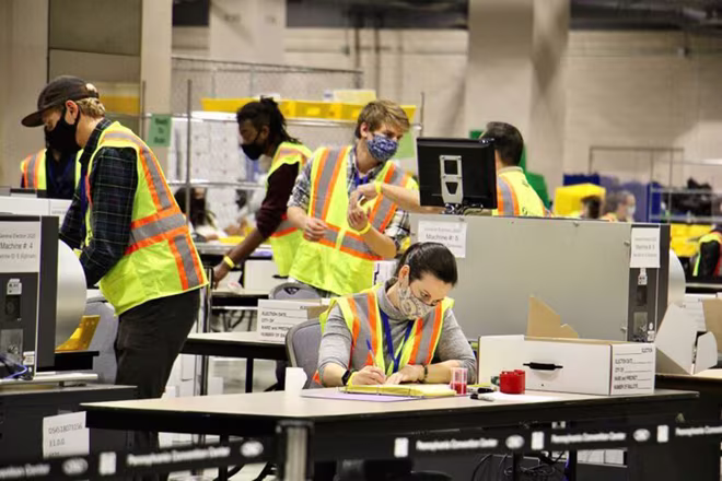 Nhân viên scan phiếu bầu ở Trung tâm Hội nghị Pennsylvania Convention Center hôm 5-11 Nhân viên scan phiếu bầu ở Trung tâm Hội nghị Pennsylvania Convention Center hôm 5-11