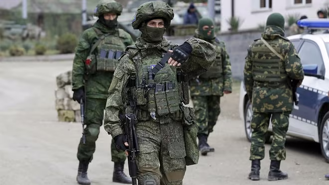 Lực lượng gìn giữ hòa bình Nga và lực lượng địa phương tại một chốt kiểm soát tại Stepanakert, thủ phủ vùng Nagorno-Karabakh