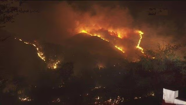 Lực lượng cứu hỏa vẫn đang nỗ lực kiểm soát ngọn lửa Lực lượng cứu hỏa vẫn đang nỗ lực kiểm soát ngọn lửa