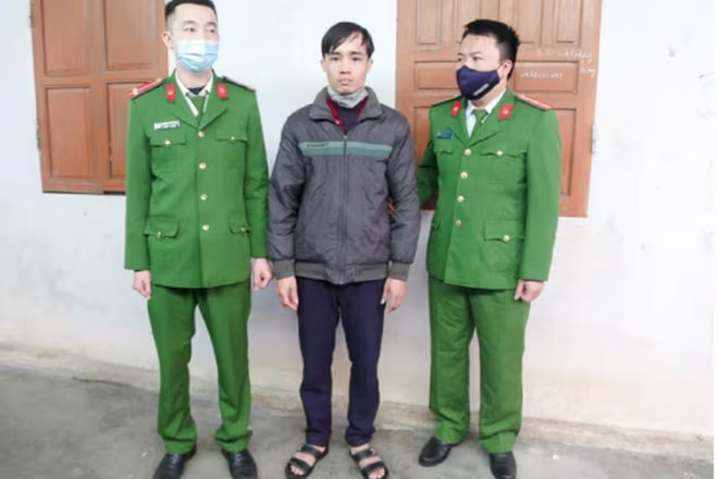 Đối tượng Phạm Quang Mậu (đứng giữa) (Ảnh: Dân trí)