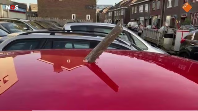 Mảnh vỡ máy bay xuyên thủng vỏ 1 chiếc ô tô Mảnh vỡ máy bay xuyên thủng vỏ 1 chiếc ô tô