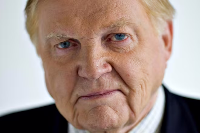 Robert A. Mundell, sinh ngày 24-10-1932 tại thành phố Ontario, Canada. Ông là người đầu tiên thiết lập về mặt lý thuyết mối quan hệ giữa lạm phát, lãi suất và tăng trưởng trong kinh tế học. Robert A. Mundell, sinh ngày 24-10-1932 tại thành phố Ontario, Canada. Ông là người đầu tiên thiết lập về mặt lý thuyết mối quan hệ giữa lạm phát, lãi suất và tăng trưởng trong kinh tế học.