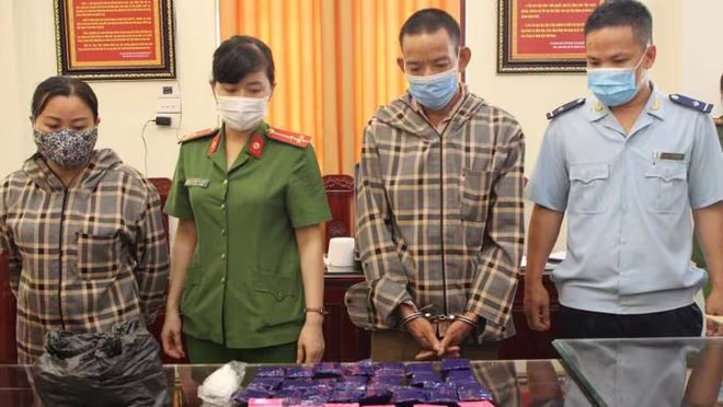 Hai nghi phạm Hà Thị Mạch và Lục Văn Sáo (áo kẻ sọc) bị bắt cùng lô hàng cấm